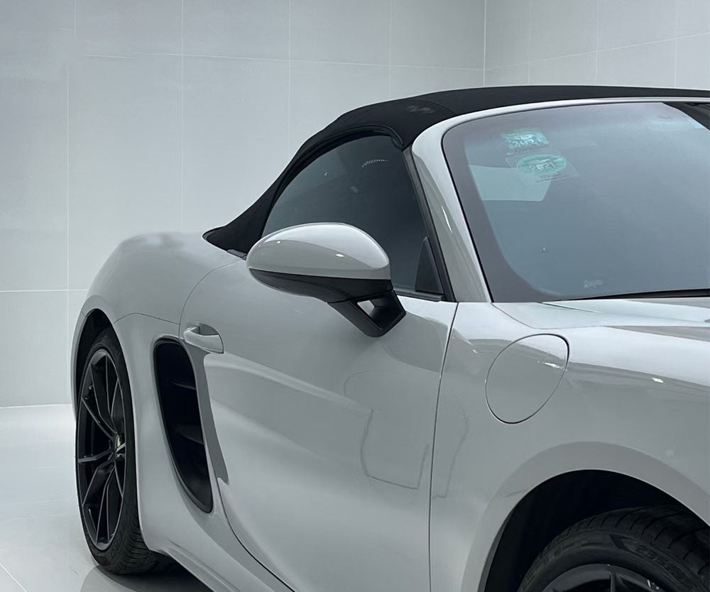 White car with automatic roof and black mags