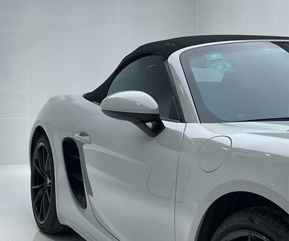 White car with automatic roof and black mags