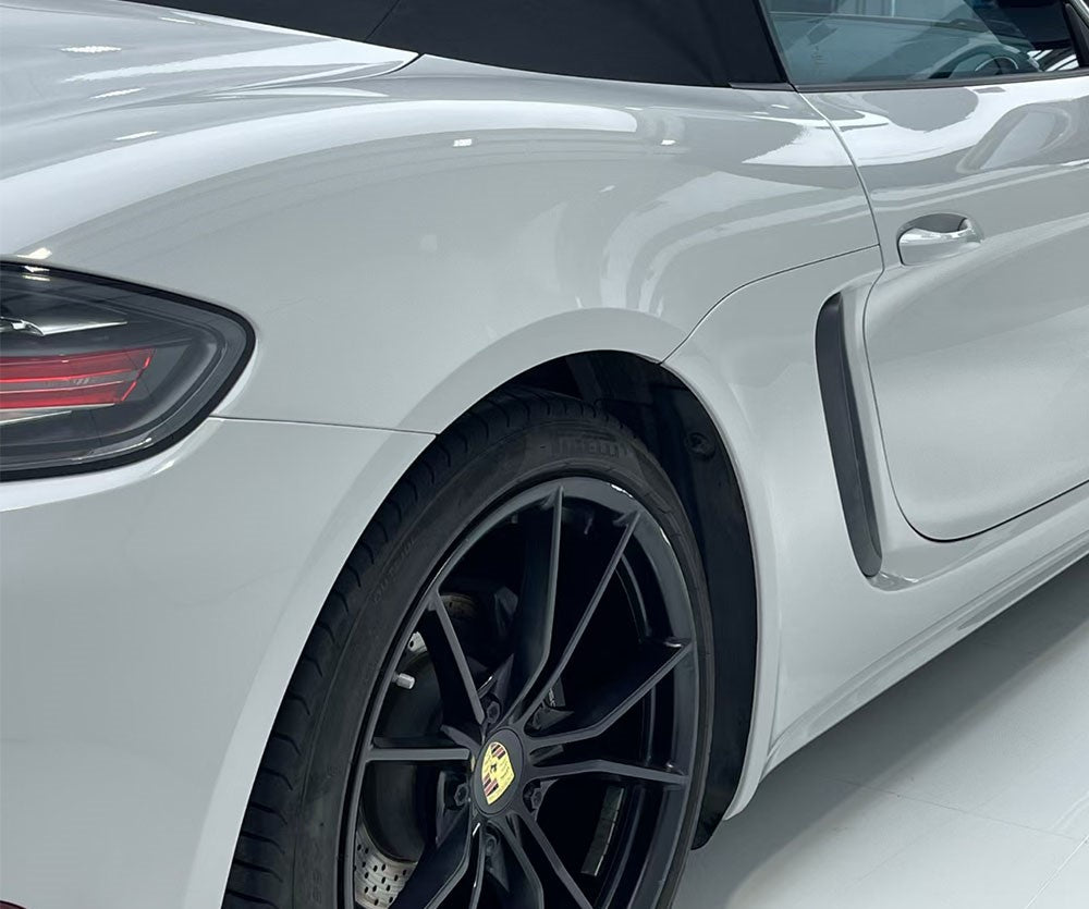white ultra gloss paint of a car with black mags