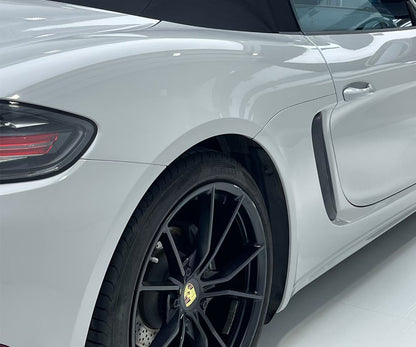 white ultra gloss paint of a car with black mags